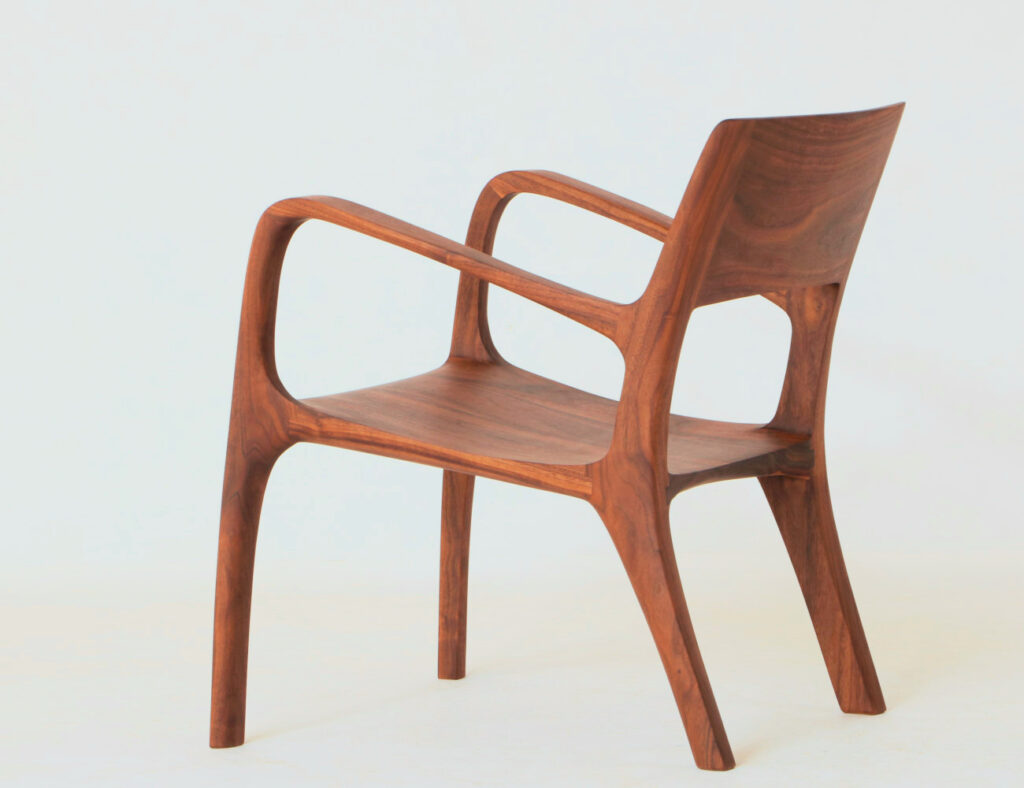 Exklusiver Lounge Chair aus Nuss für ultimativen Komfort und luxuriöses Ambiente | Jetzt entdecken