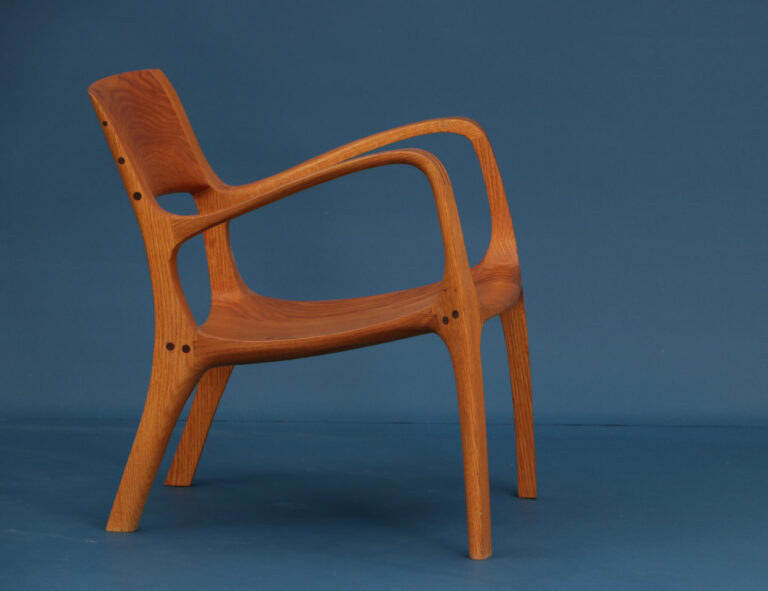 Ein außergewöhnlicher Lounge Chair aus Massivholz - ideal für eine Hotrellobby oder Bibliothek