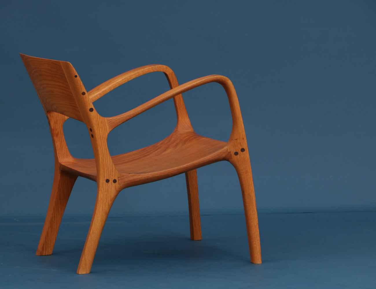 Lounge Chair aus Roteiche - sehr bequemer Stuhl mit niedriger Rückenlehne