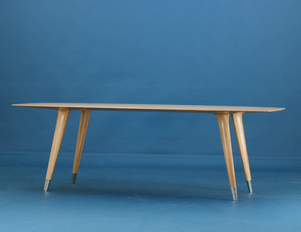 Klare Eleganz für Ihr Esszimmer | Entdecken Sie unsere handgefertigten Tische mit präziser und eleganter Linienführung