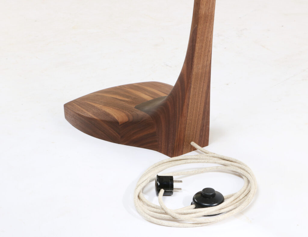 Fuß der Bogenlampe aus Holz mit Textilkabel und Tretschalter