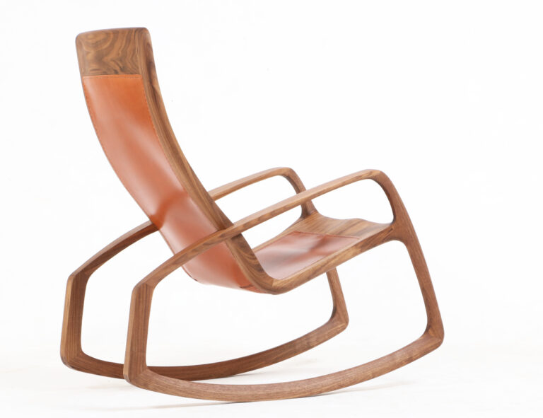 Schaukelstuhl in einzigartigem Design aus Nussbaum und Leder