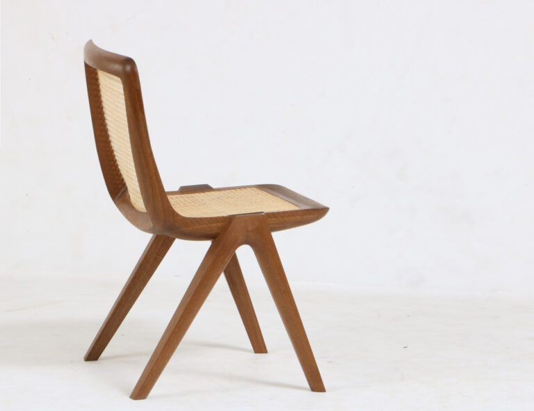 Der Stuhl ist in Rahmenbauweise gefertigt und dadurch sehr leicht
